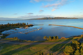 Watch Cargo ships, Hot Tub, Rec room, near beach